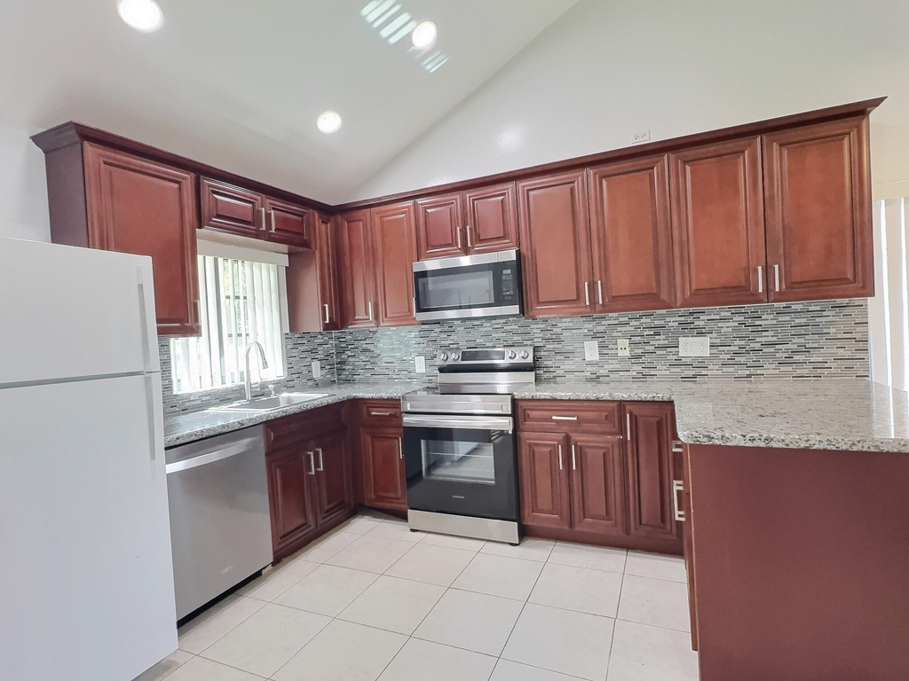 2652 Riverside Drive - Photo 3
