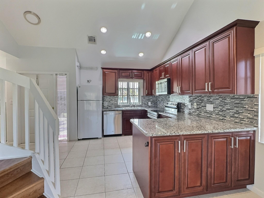 2652 Riverside Drive - Photo 2