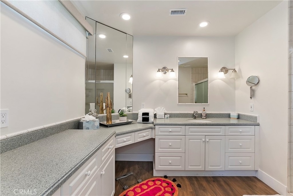 8 Valencia Drive - Photo 5