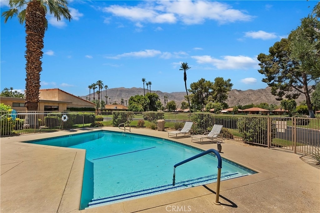 8 Valencia Drive - Photo 3