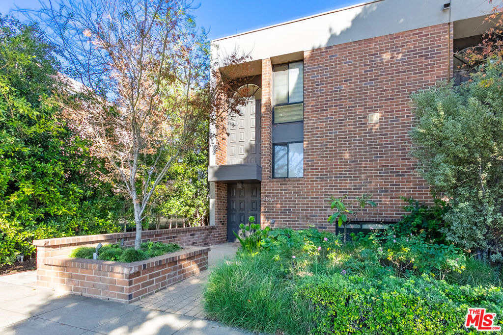9323 Burton Way - Photo 0