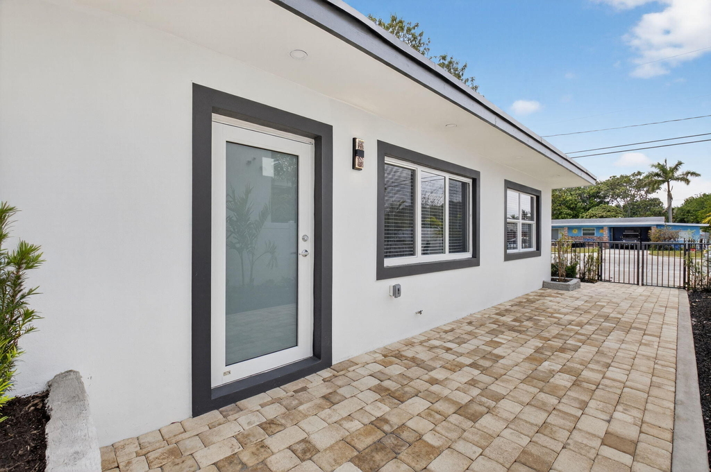 341 Se 3rd Avenue - Photo 1