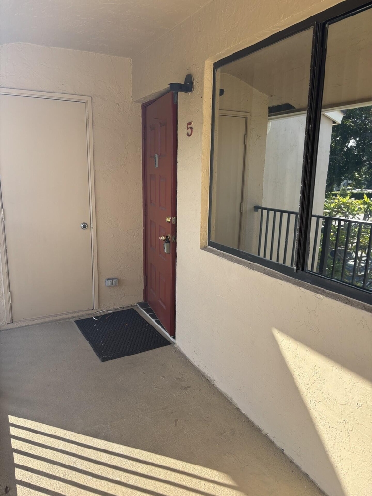 110 Se 7th St- Unit 5 Bldg 110 - Photo 2