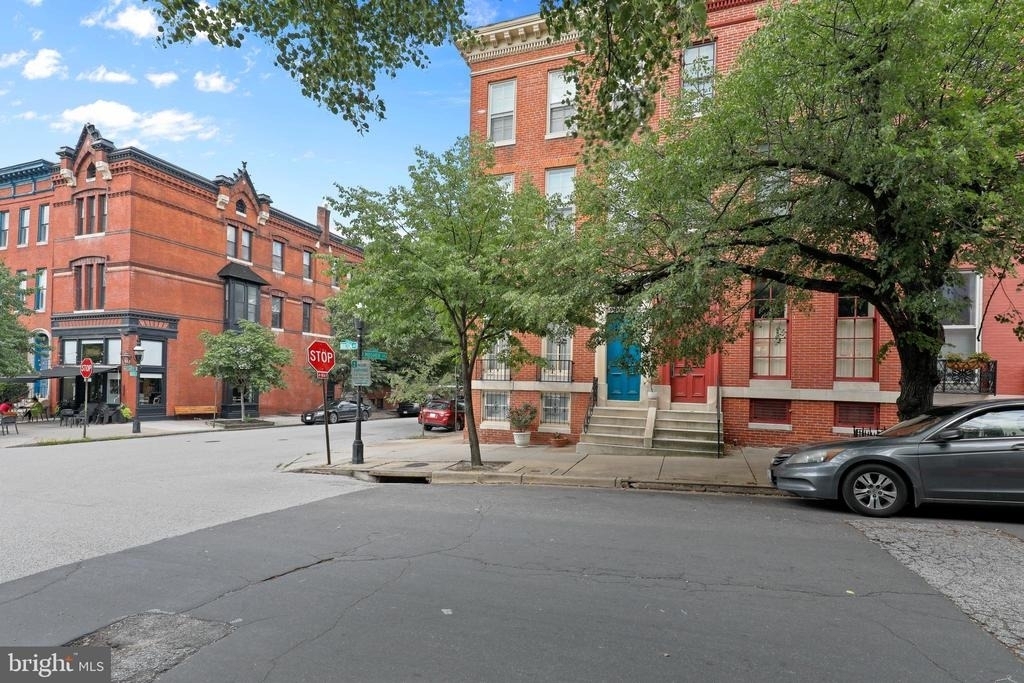 1435 Bolton Street - Photo 1