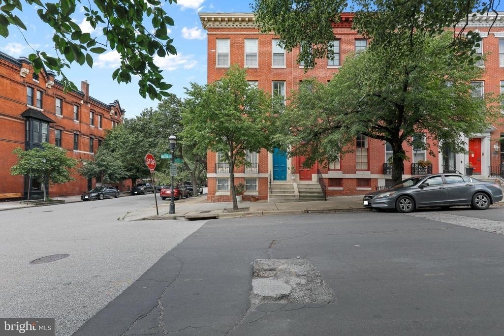 1435 Bolton Street - Photo 2