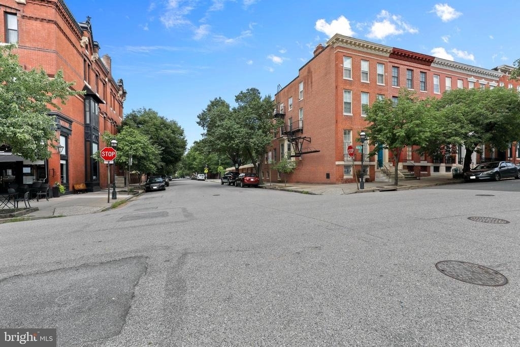 1435 Bolton Street - Photo 4