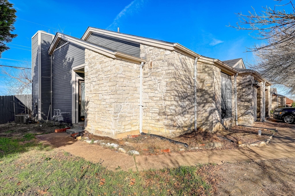 1406 Hyridge Circle - Photo 0