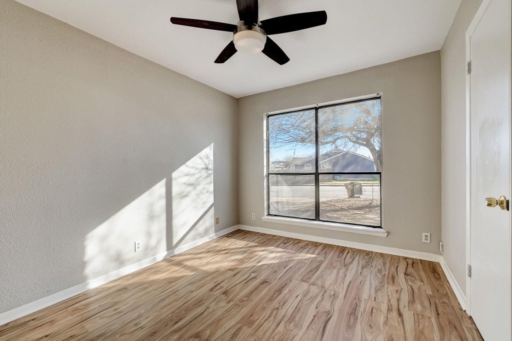 1406 Hyridge Circle - Photo 16