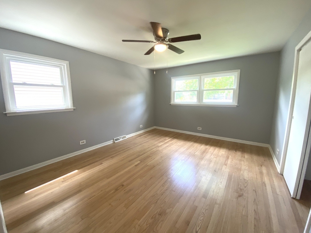 426 E Berteau Avenue - Photo 10