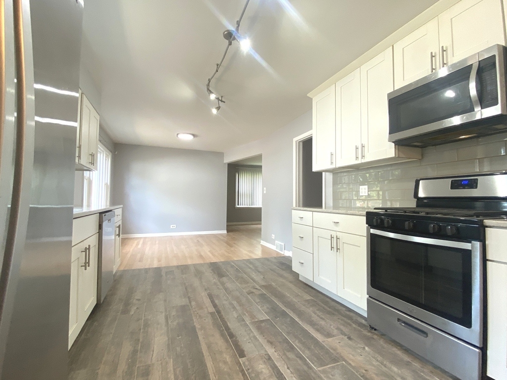 426 E Berteau Avenue - Photo 6