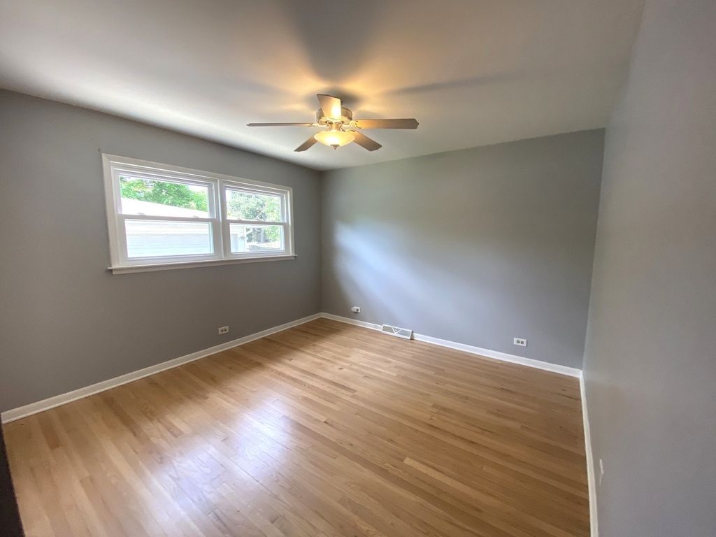 426 E Berteau Avenue - Photo 12