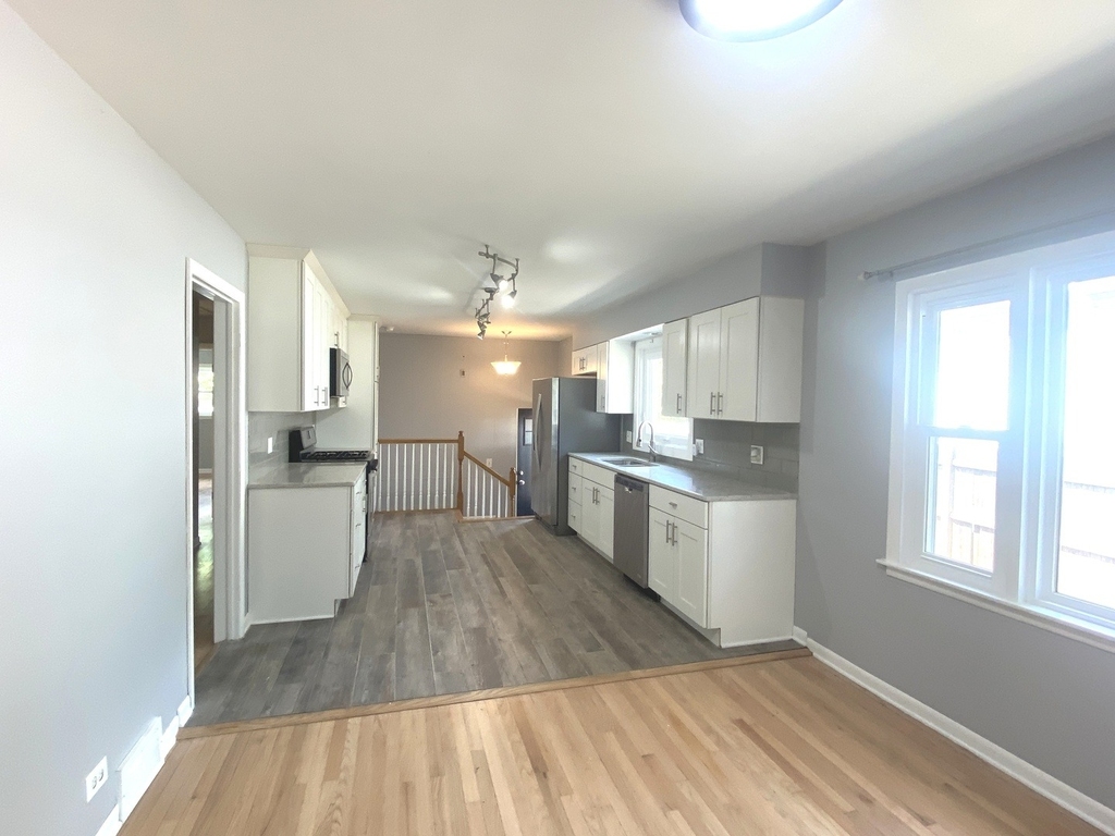 426 E Berteau Avenue - Photo 2