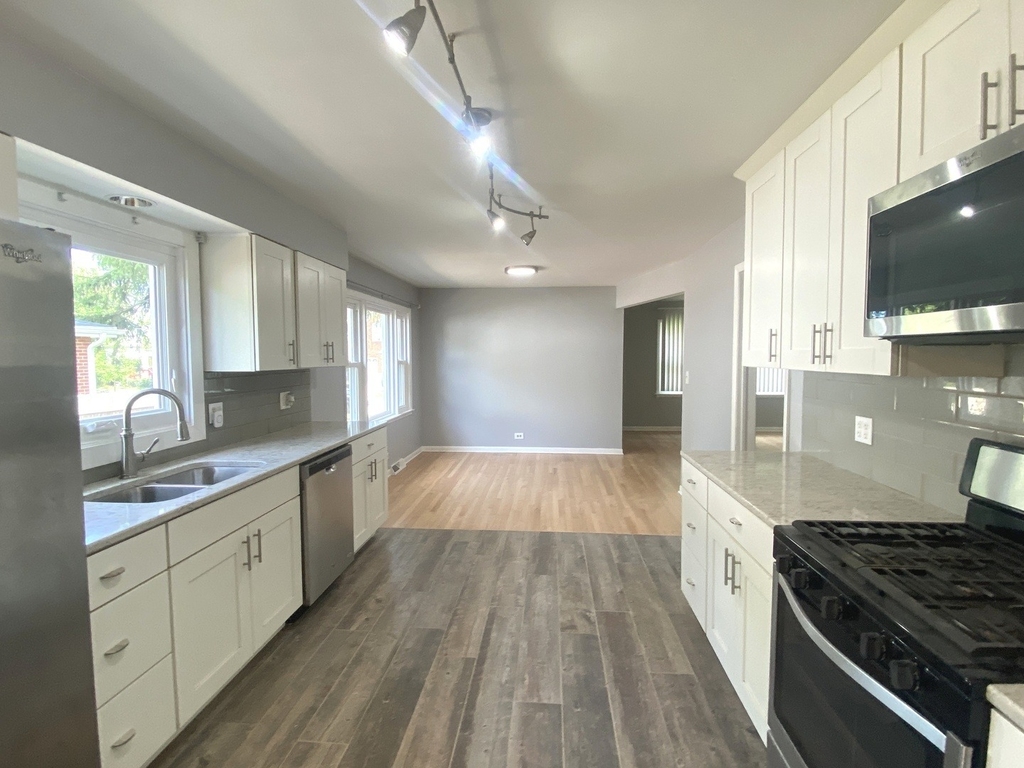 426 E Berteau Avenue - Photo 5