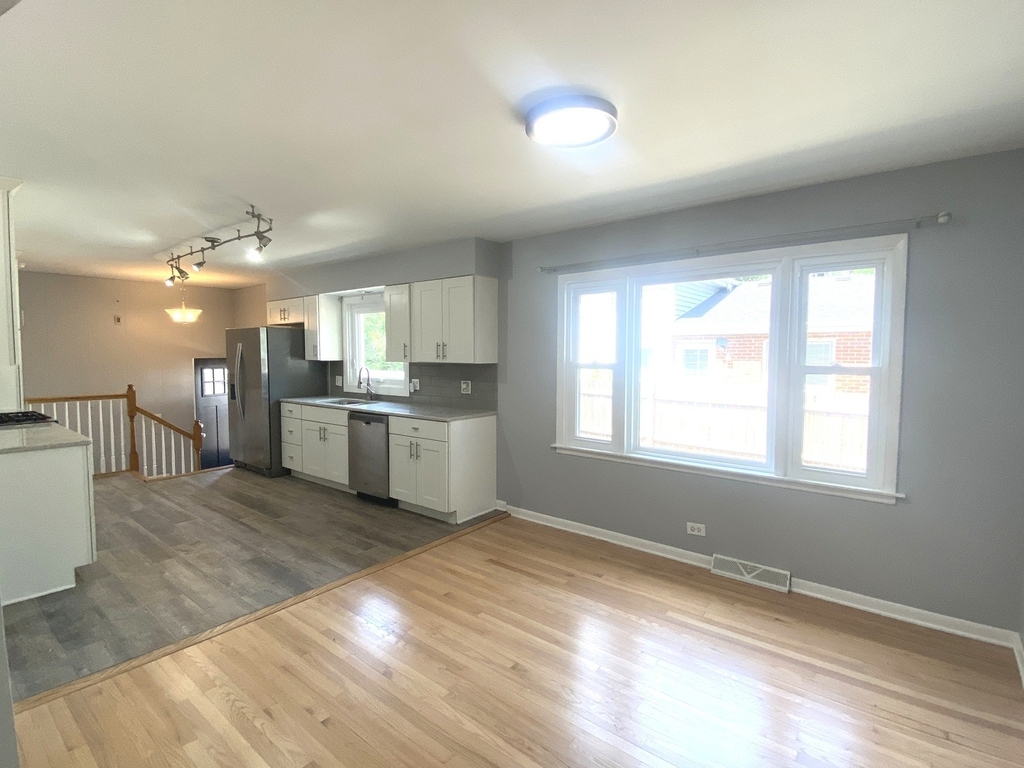 426 E Berteau Avenue - Photo 3