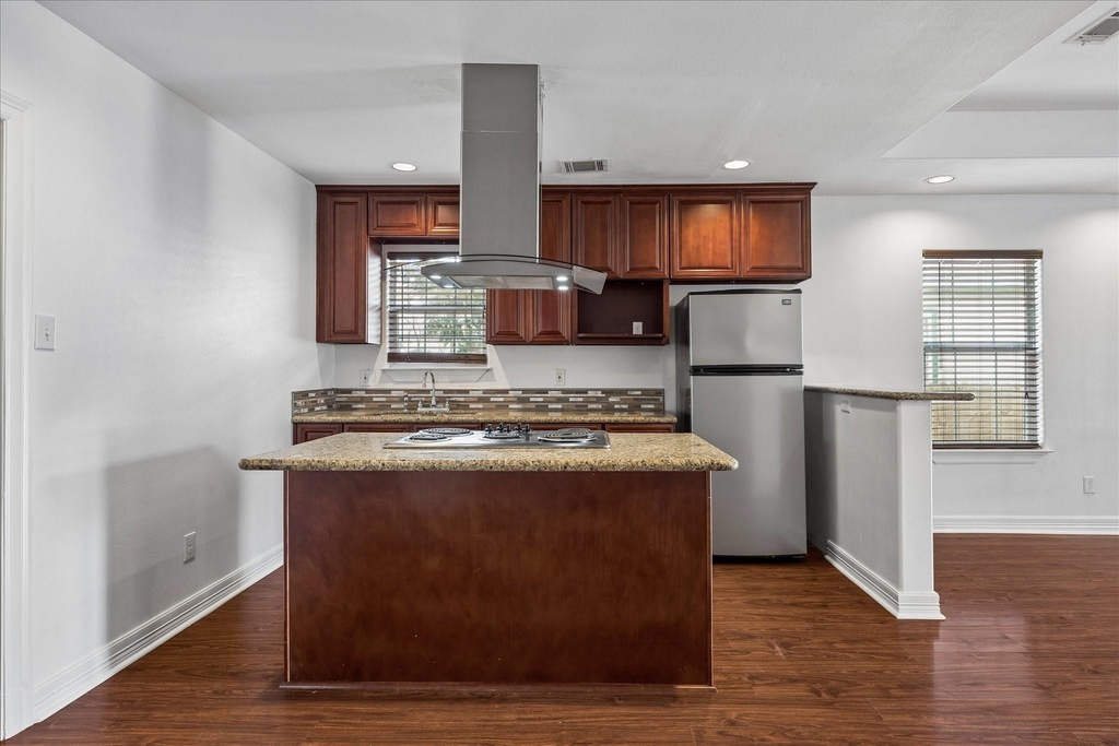 708 E 32nd Street - Photo 10