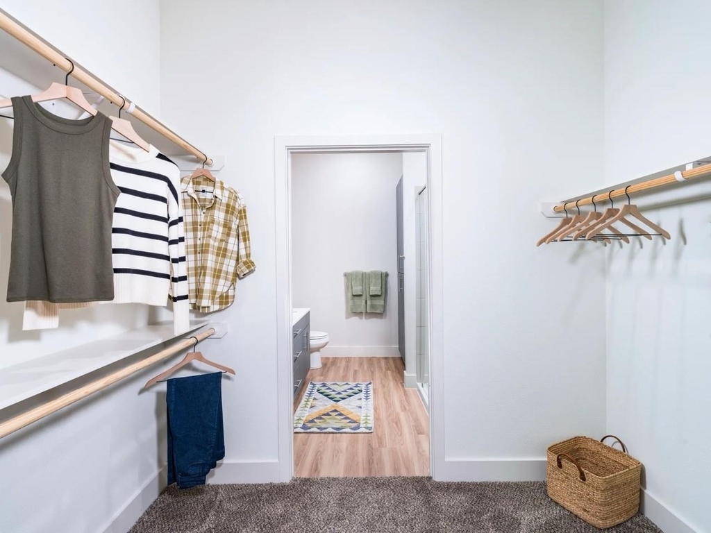 641 W Crosstimbers Street - Photo 9