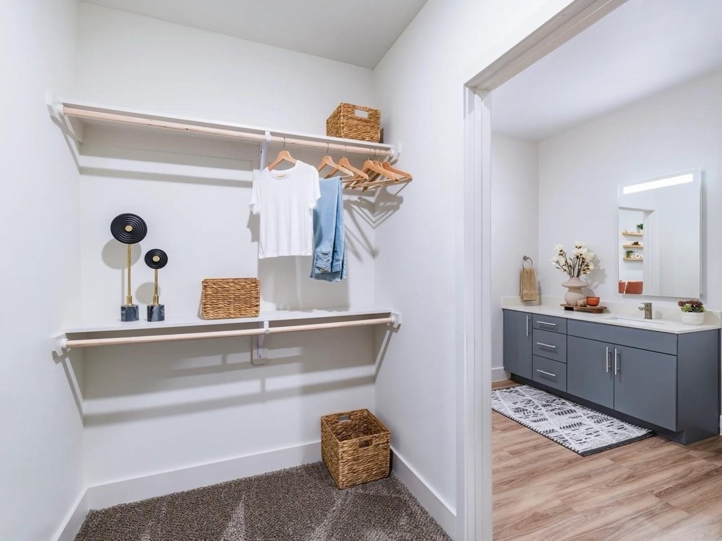 641 W Crosstimbers Street - Photo 3