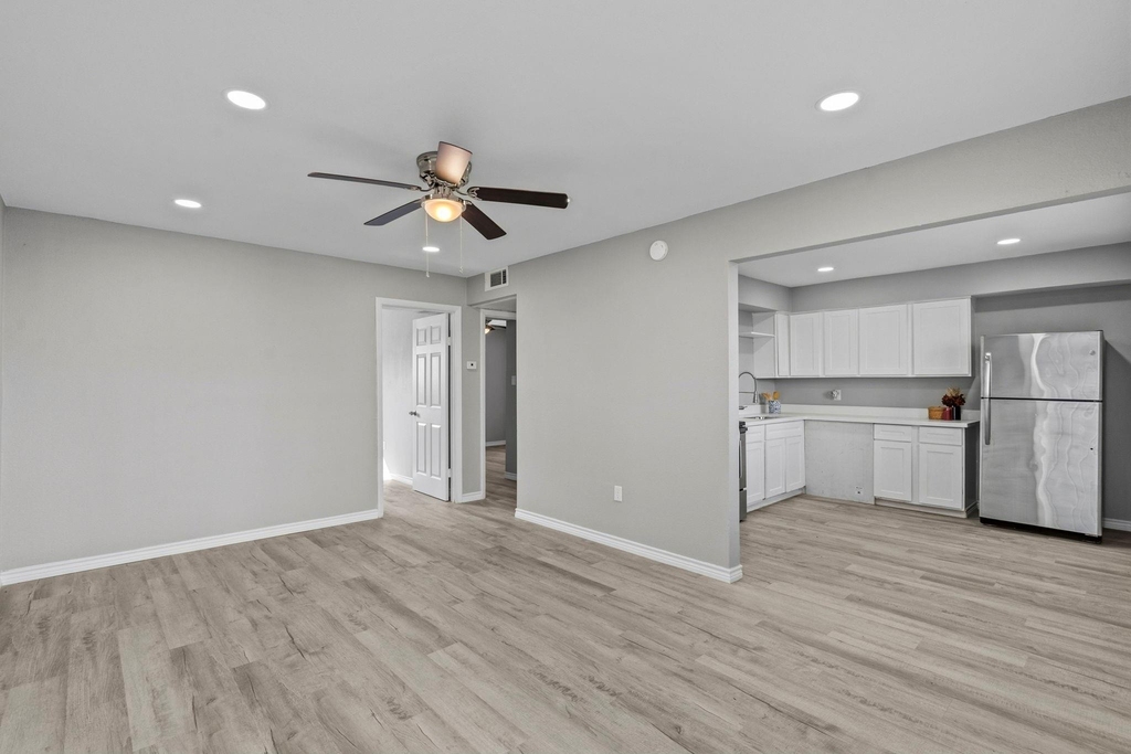 911 Avenue K - Photo 1