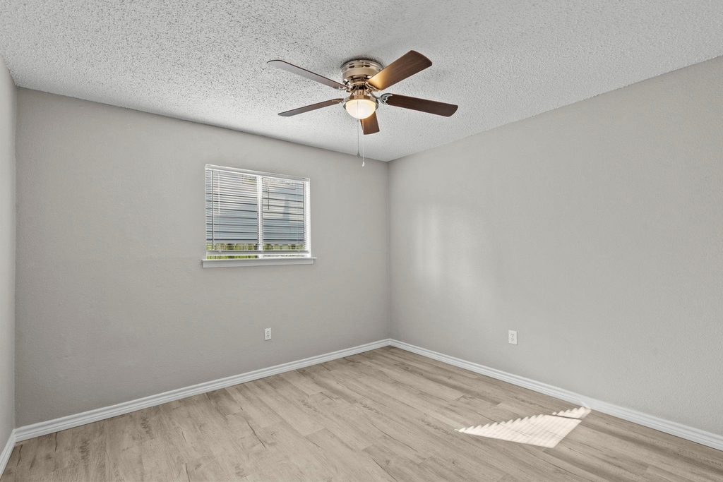 911 Avenue K - Photo 4