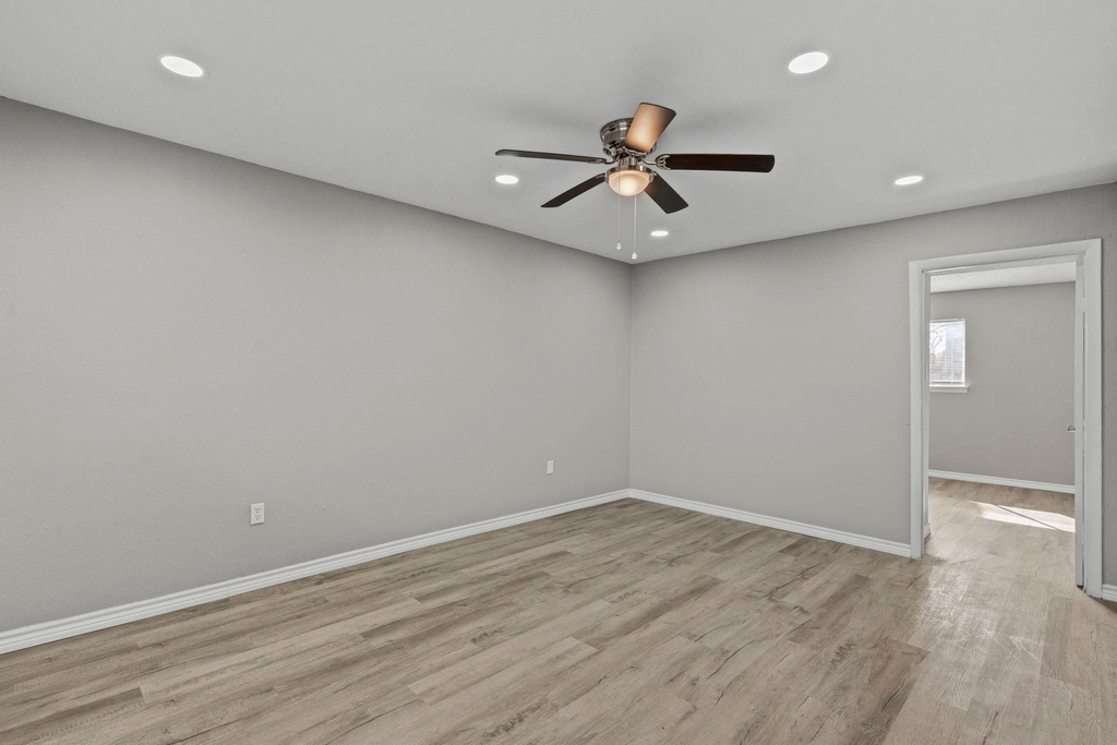 911 Avenue K - Photo 9