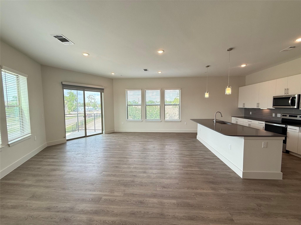 641 W Crosstimbers Street - Photo 0