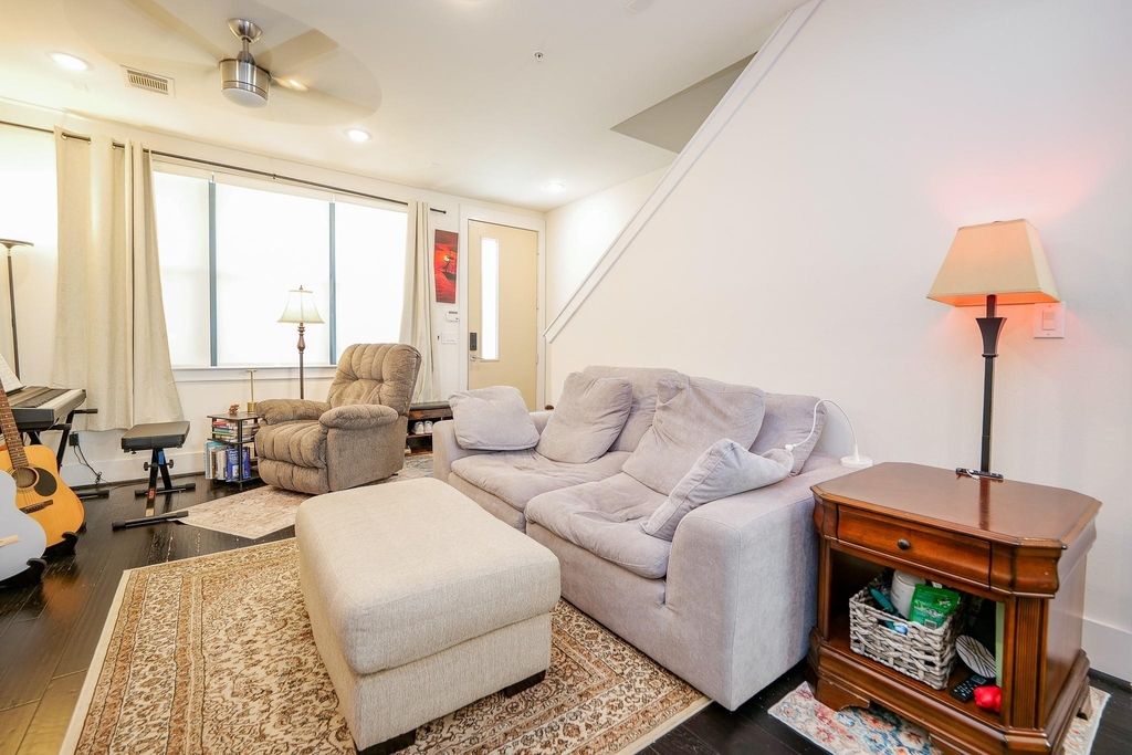 2401 Crawford Street - Photo 2