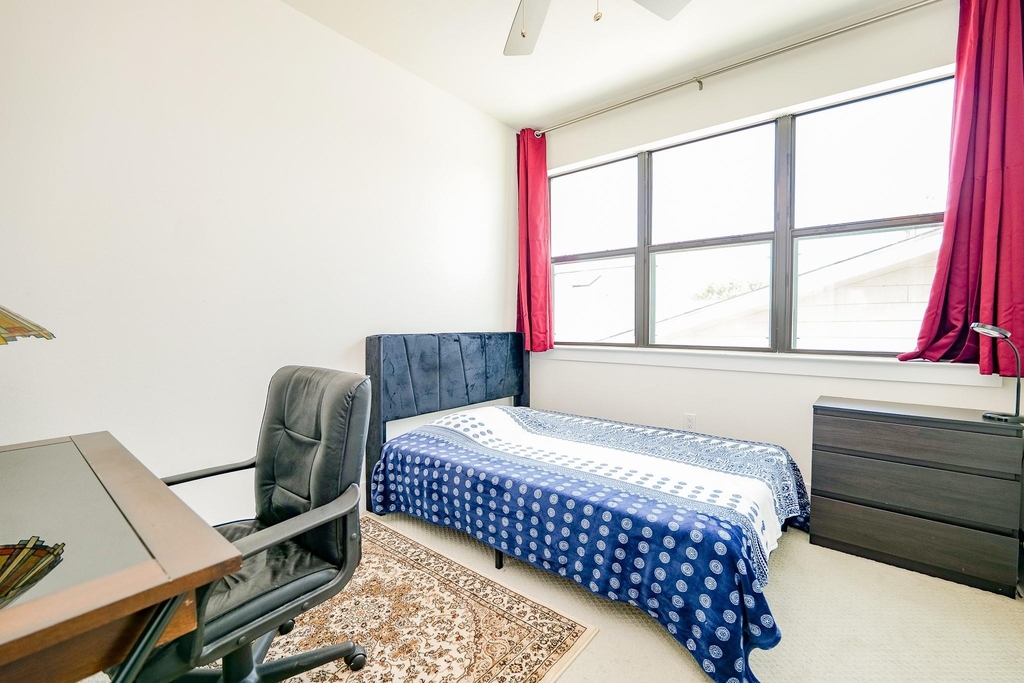 2401 Crawford Street - Photo 8
