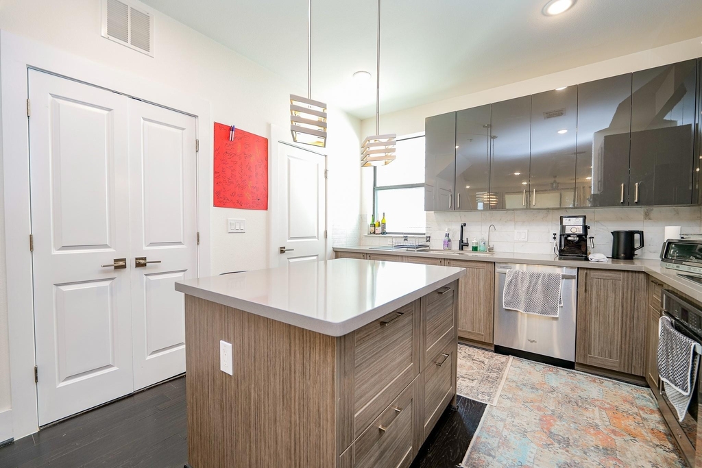 2401 Crawford Street - Photo 3