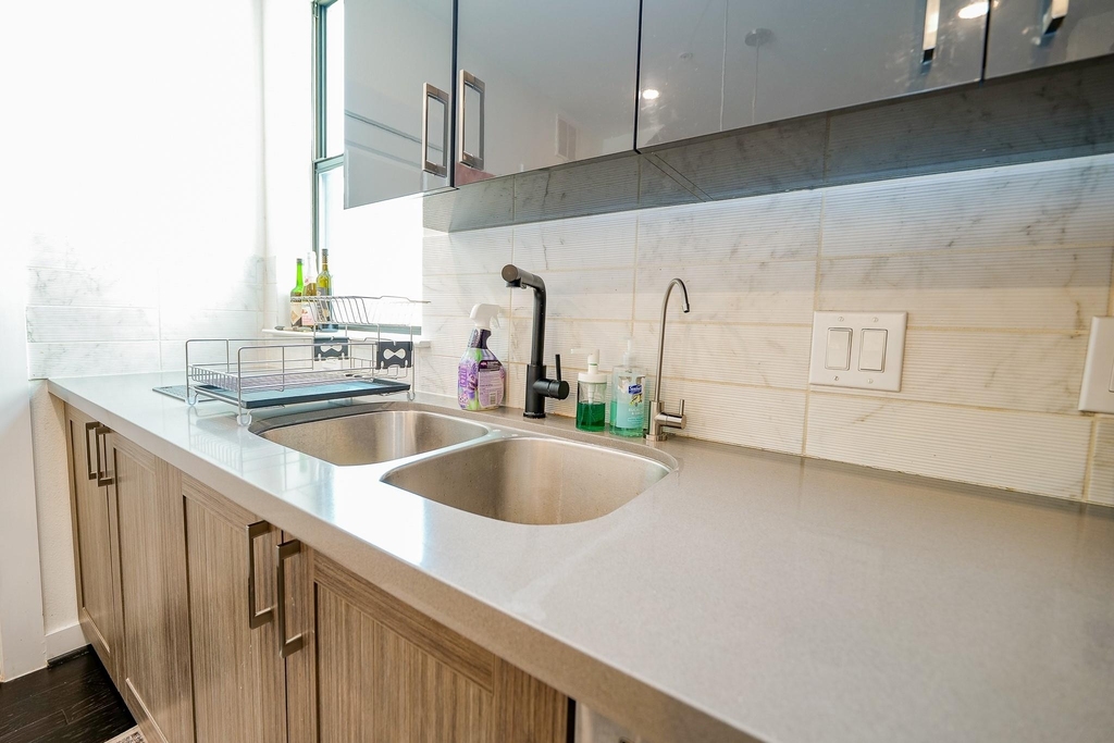 2401 Crawford Street - Photo 4