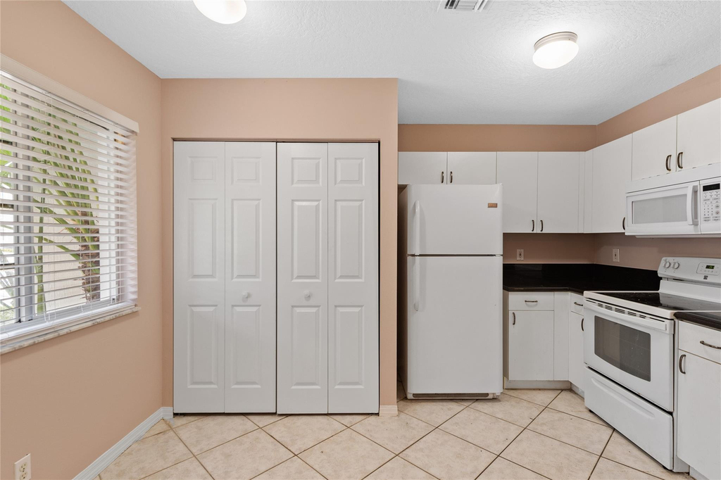 1186 Sw 44th Avenue - Photo 3