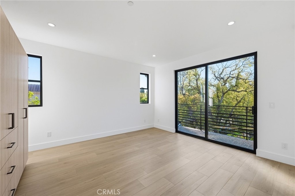 13602 Burbank Boulevard - Photo 7