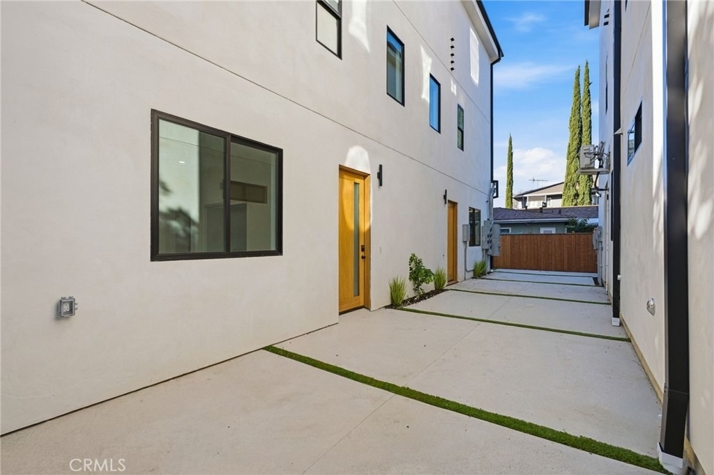 13602 Burbank Boulevard - Photo 2