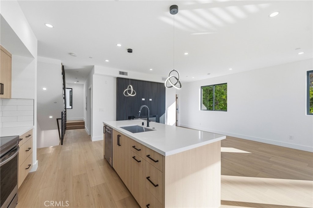 13602 Burbank Boulevard - Photo 4