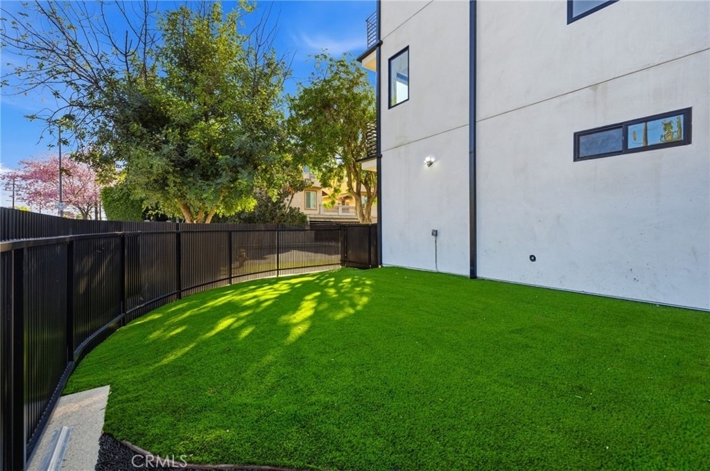 13602 Burbank Boulevard - Photo 17
