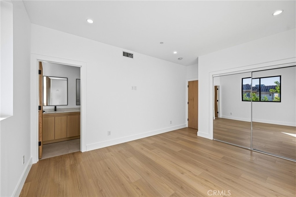 13602 Burbank Boulevard - Photo 9