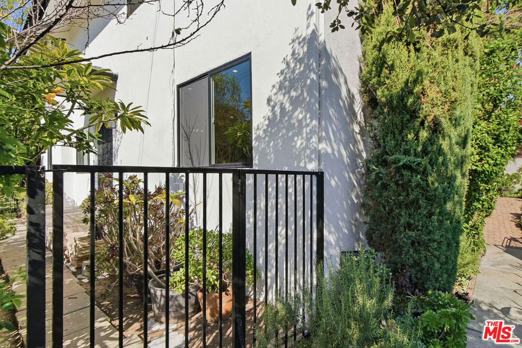 1301 Angelus Avenue - Photo 5