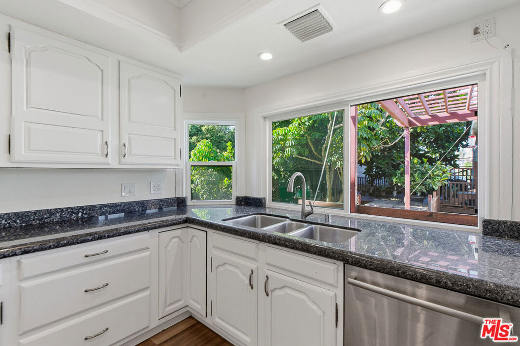 1301 Angelus Avenue - Photo 15