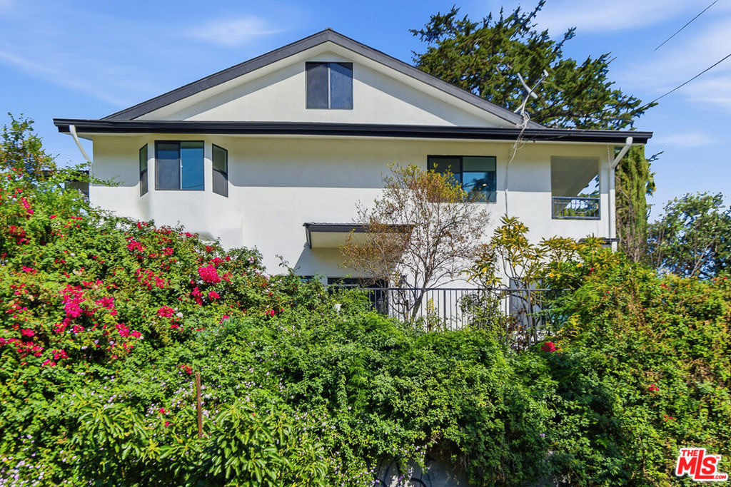 1301 Angelus Avenue - Photo 2
