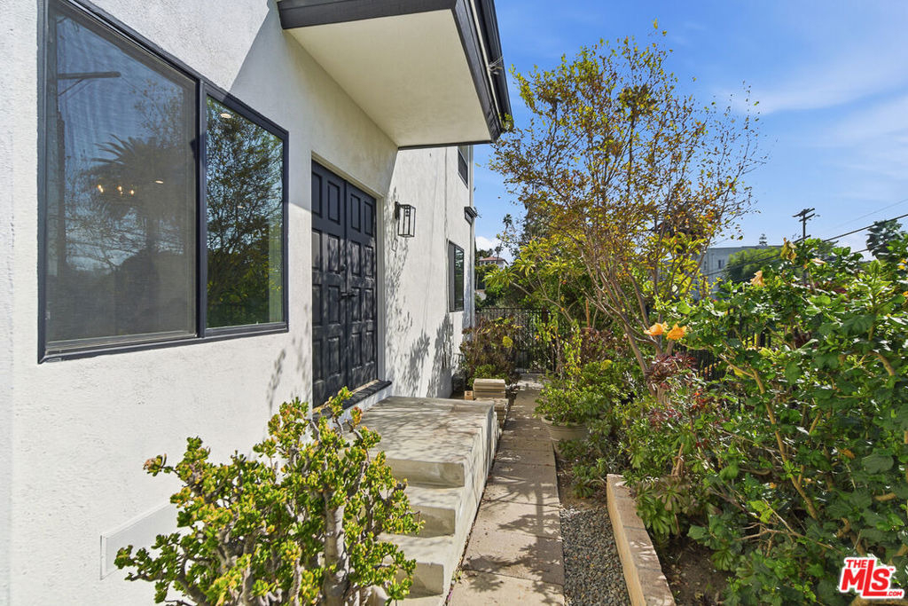 1301 Angelus Avenue - Photo 7