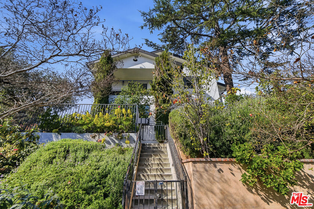 1301 Angelus Avenue - Photo 3