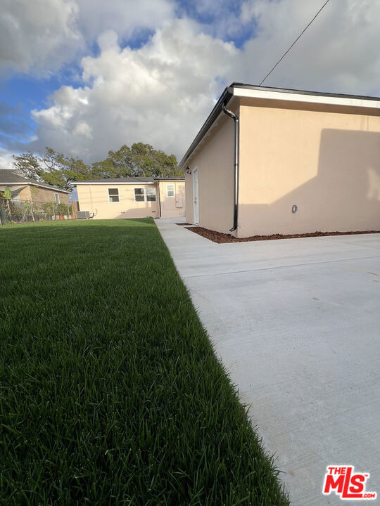 15605 S Berendo Avenue - Photo 9