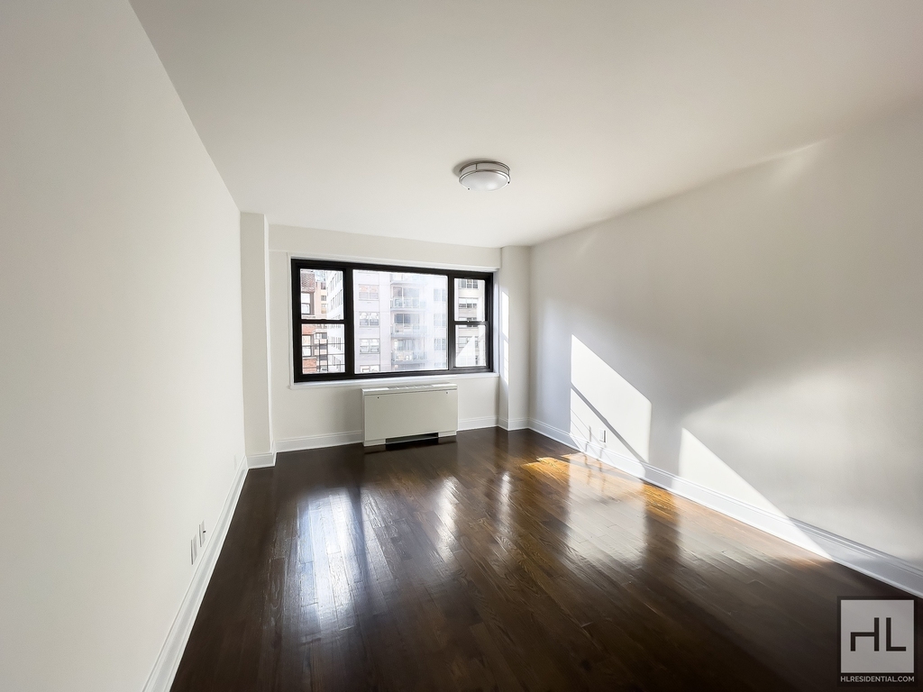 East 56 Street - Photo 4