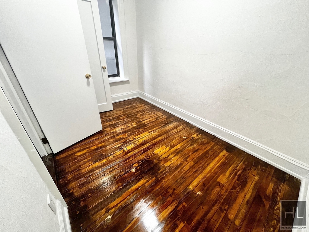 York Avenue - Photo 5