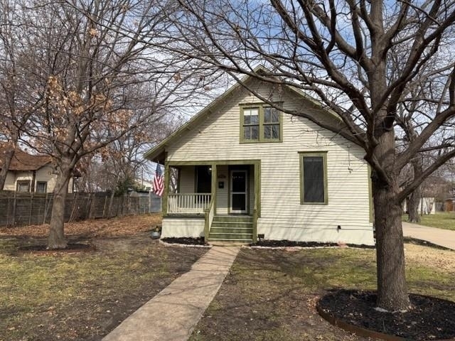 911 17th Street - Photo 0