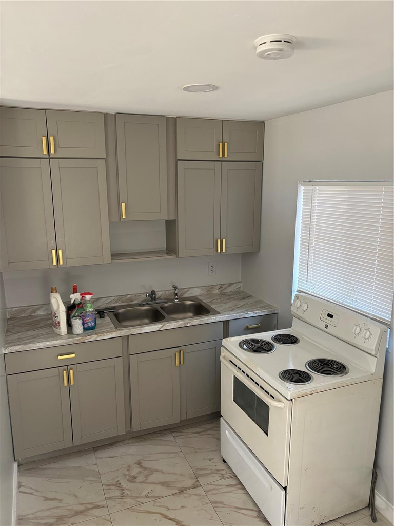 3932 Sw 12th Place - Photo 1