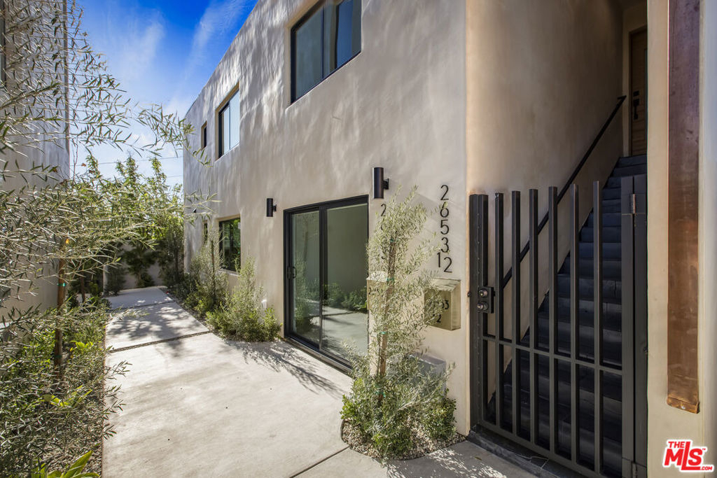 2653 Vineyard Avenue - Photo 1