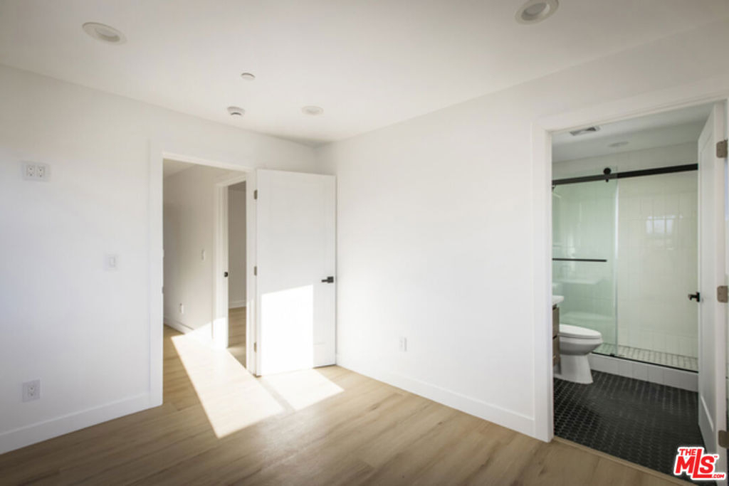 2653 Vineyard Avenue - Photo 4