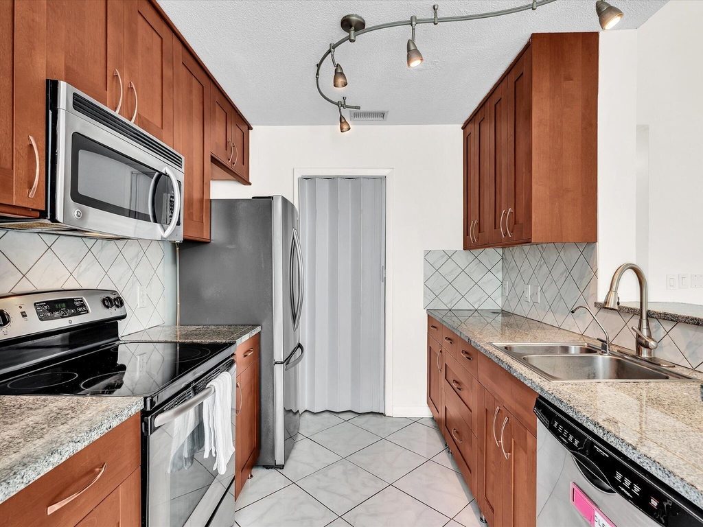 815 W Boynton Beach Boulevard - Photo 16