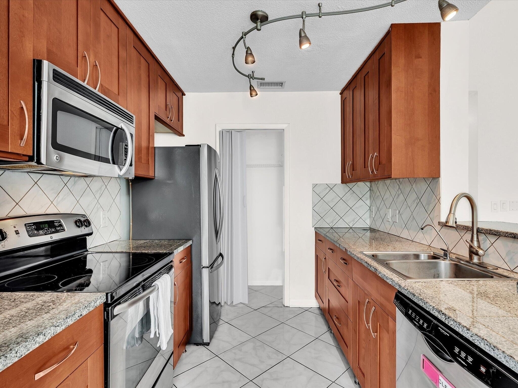 815 W Boynton Beach Boulevard - Photo 17