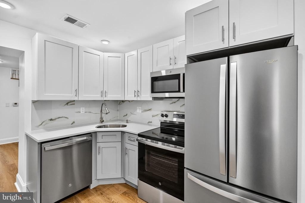 1821 E Oakdale Street - Photo 0